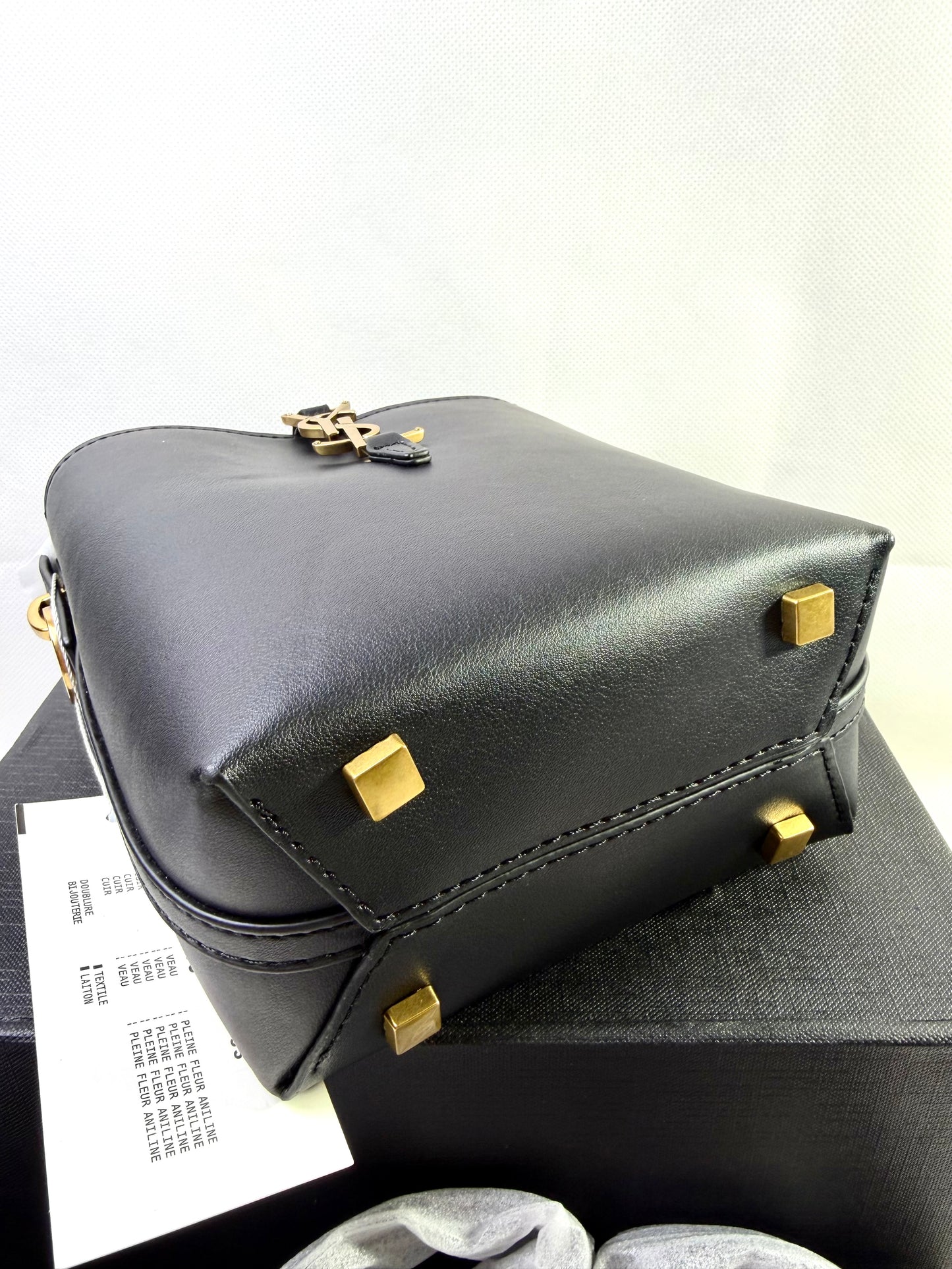 Le 37 YSL Bucket Bag in Genuine Leather - Black
