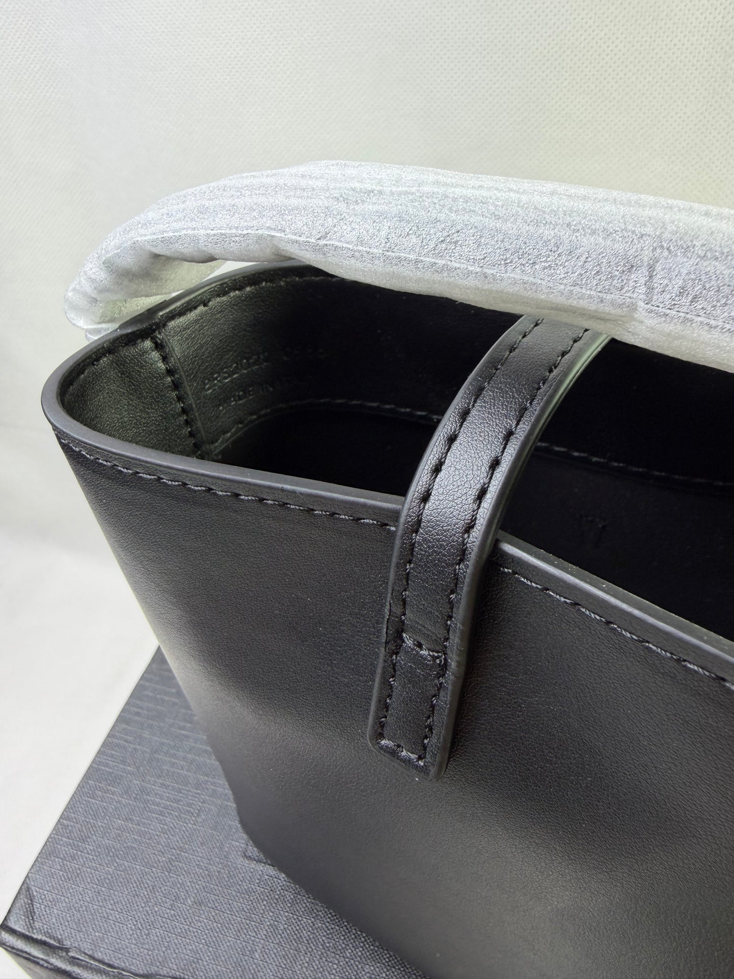 Le 37 YSL Bucket Bag in Genuine Leather - Black