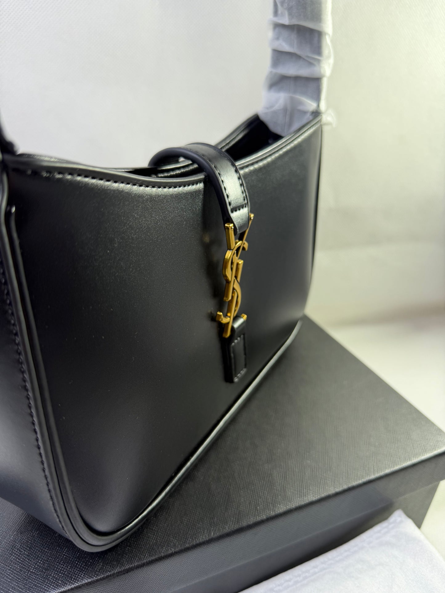 LE 5 À 7 IN SMOOTH LEATHER NOIR BAG