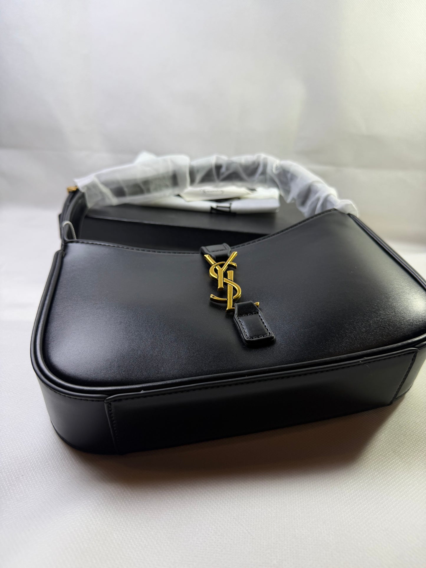 LE 5 À 7 IN SMOOTH LEATHER NOIR BAG
