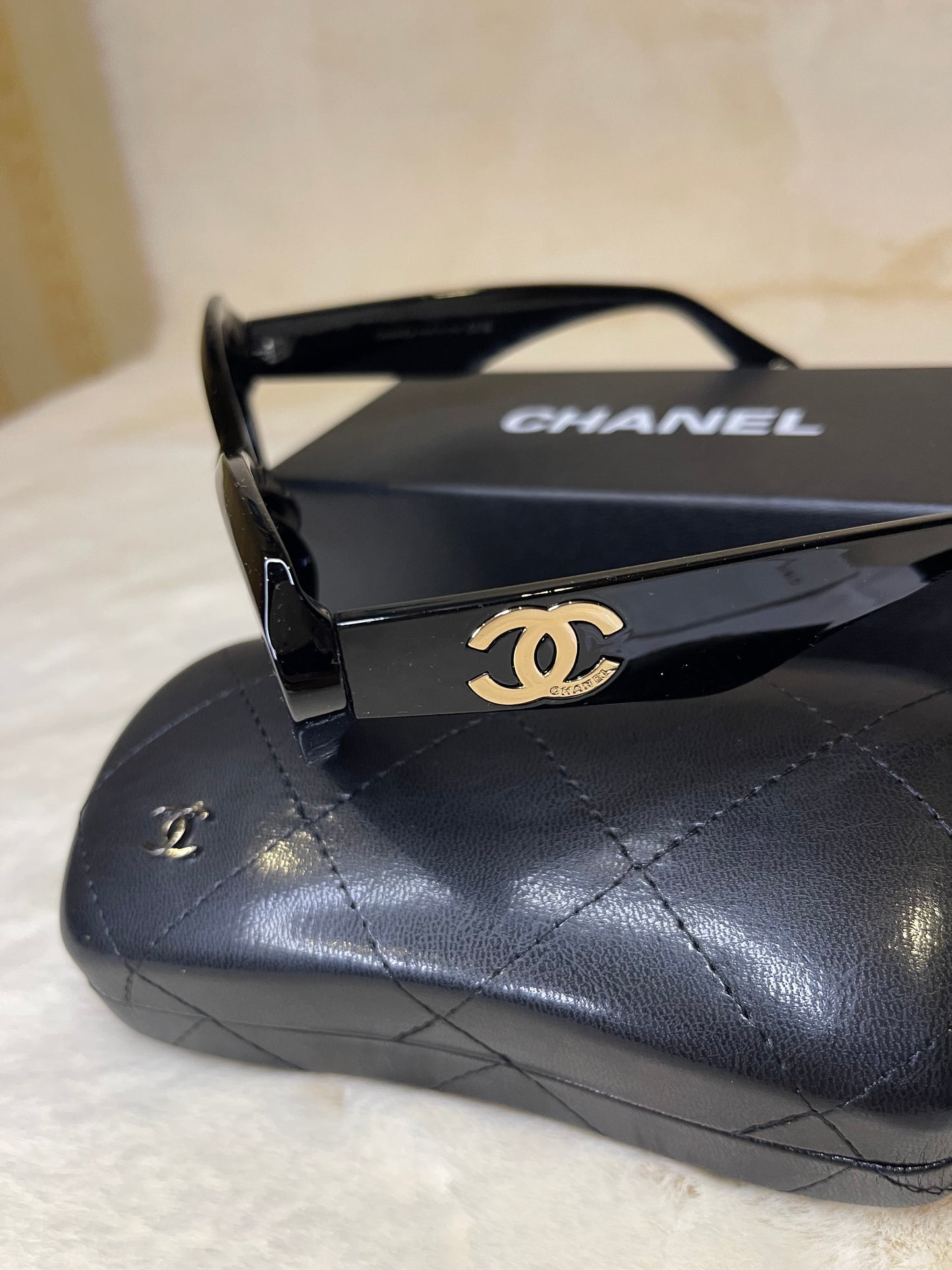 Chan*l Cat-eye Sunglasses UV Protective (with box & case)