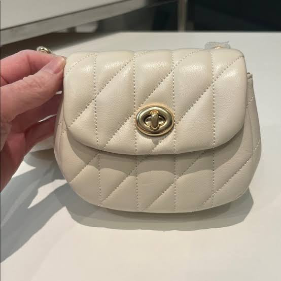 Coach Turnlock Card Case bag -Quilted White