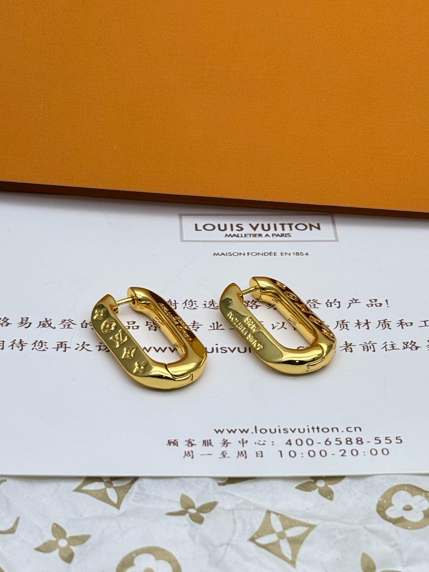 Louis Vuitton LV Edge MM Earrings in gold-color hardware